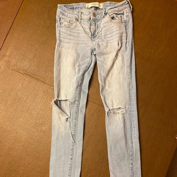 Abercrombie Light Wash Ripped Skinny Jeans - Picture 2 of 3